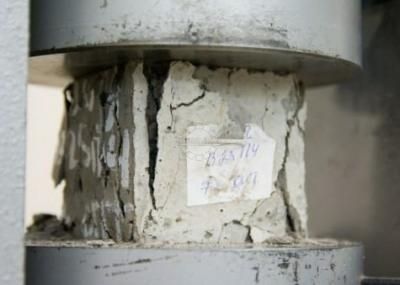 Opredelenie prochnosti cementa davleniem na obrazec